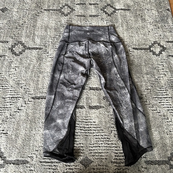 Lululemon Essential Rhythm crops size 6 - Picture 2 of 6